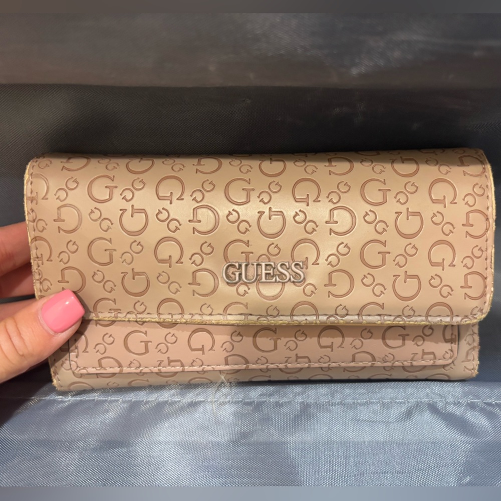 Guess women’s wallet
